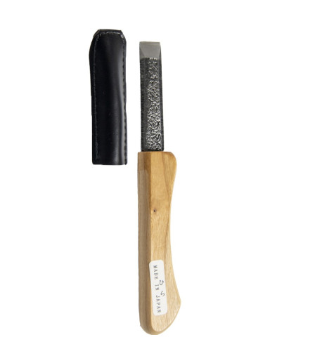 El cuchillo japonés Hira tiene una forma plana en la parte superior.
