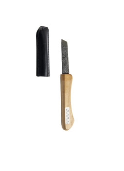 The Japanese double-edged flat style knife "Hiraba-Moroha" is a versatile and effective tool for working with fine wood.