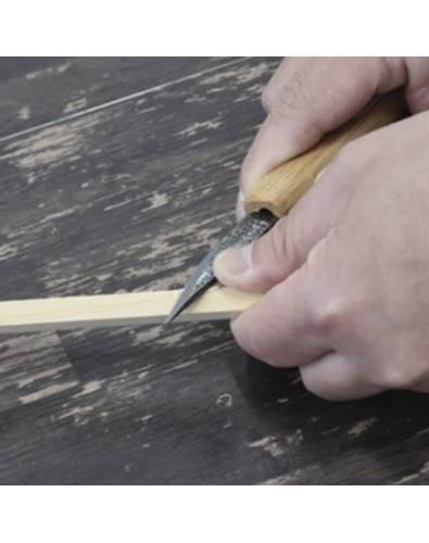 The Yoko knife uses the standard shape in carving knives. 2