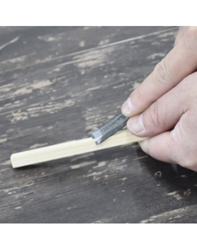 The Japanese Hira knife has a flat shape on the top. It is suitable for carving flat wood 2