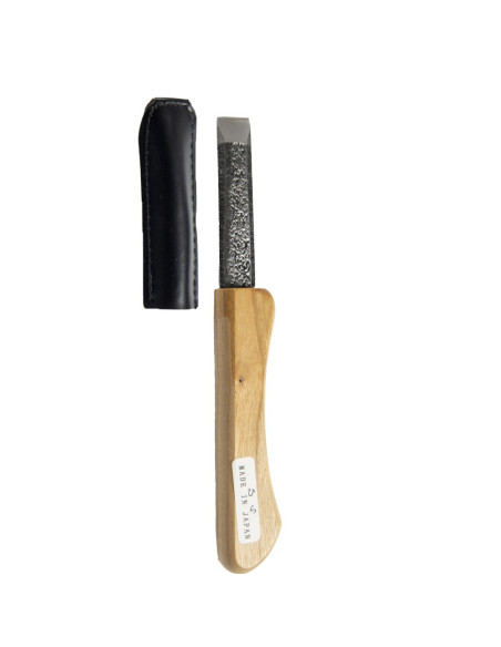 The Japanese Hira knife has a flat shape on the top. It is suitable for carving flat wood